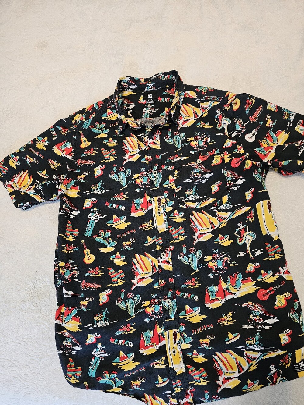 DC Shoe Co Mens Medium Mexico Print Short Sleeve Button Down Shirt Black Mariach